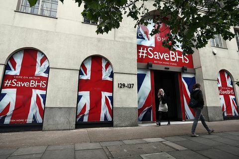 Folk går forbi hovedkvarteret til britiske hjemmebutikker 2. juni 2016 i London, England. Redningsbudet for BHS har mislyktes i å sette den 88 år gamle virksomheten og dens 11.000 ansatte inn fare etter at administratorer avsluttet søket etter potensielle kjøpere for den skrantende hovedgaten kjede.