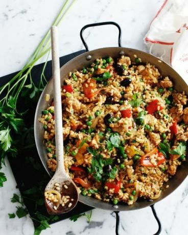 Wok med kyllingpaella med grønnsaker og persille