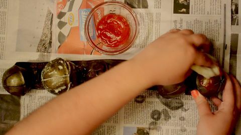 hånd gni tomatpuré på bjelle