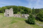Lite slott til salgs i Wales leveres med brann-puste Dragon Tree Carving