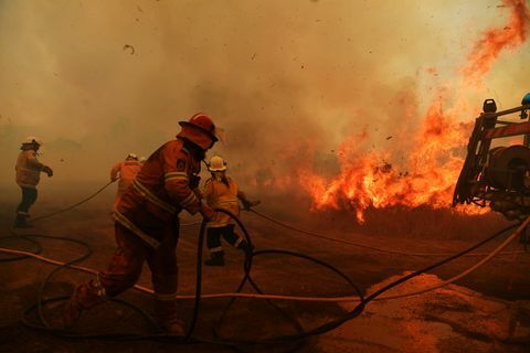 Bushfires fortsetter å brenne over NSW når katastrofale brannforhold er enklere