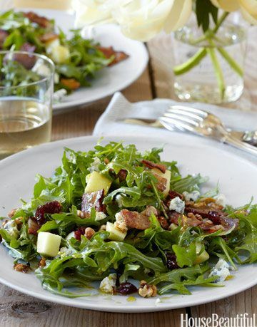 salat med ruccola bacon epler valnøtter og tyttebær