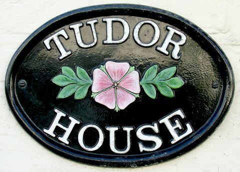 tudor house navneskilt i england