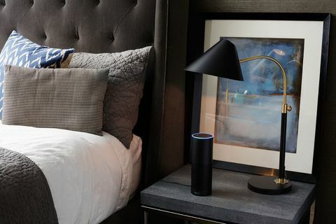Amazon Echo på nattbordet