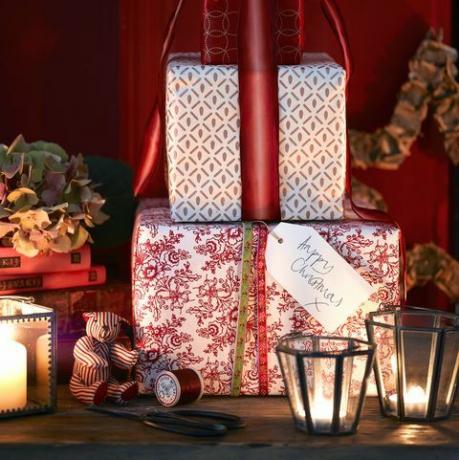 denne sesongens vakreste juleplaner vil forvandle hjemmet ditt med stil en tid for å gi gaver pakket inn i vakkert håndtrykt papir og bundet med nydelige bånd er fantastisk å gi og motta