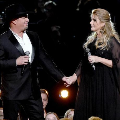 nashville, tn. 02 november, garth brooks og trisha yearwood opptrer på scenen på den 50. årlige cma utmerkelser på bridgestone arena 2. november 2016 i Nashville, Tennessee Foto av Rick Diamondgetty Bilder