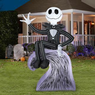 Jack Skellington sitter på fjellet 