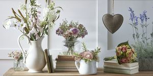 John Lewis, kunstige pioner lilla blomster i glassflaskevase