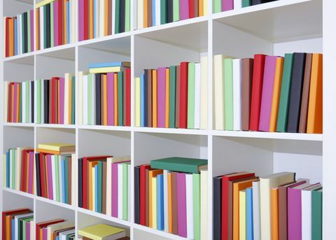 Fargerike bøker på en bokhylle