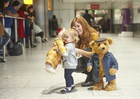 Heathrow juleannonse - Steiff bærer Doris og Edward Bair på Heathrow flyplass