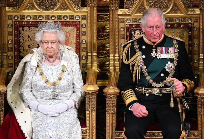 london, england 14. oktober dronning elizabeth ii og prins charles, prins av wales under statsåpningen av parlamentet i palasset i westminster 14. oktober 2019 i london, england queens speech forventes å kunngjøre planer om å avslutte fri bevegelse av eu-borgere til Storbritannia etter brexit, nye lover om kriminalitet, helse og miljø foto av paul edwards wpa poolgetty Bilder