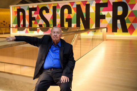 London, England 17. november designer Terence Conran stiller for fotografier ved åpningen av det nye designmuseet 17. november 2016 i London, England etter en investering på 83 millioner gbp, har designmuseet flyttet fra sin gamle plassering til et nytt lokale designet av John Pawson på Kensington High Street som er mer enn tre ganger størrelsen på den forrige bygningen ble det opprinnelige museet grunnlagt av terence conran i 1989 og har vokst i popularitet siden foto av Carl Courtgetty. Bilder