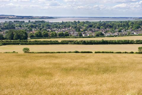 "landsbyen elloughton cum brough over et hvetemark på bredden av den ydmyke elvemunningen i yorkshire, england"