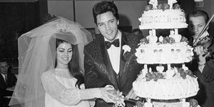 Elvis og Priscilla Presley klippet bryllupskaken