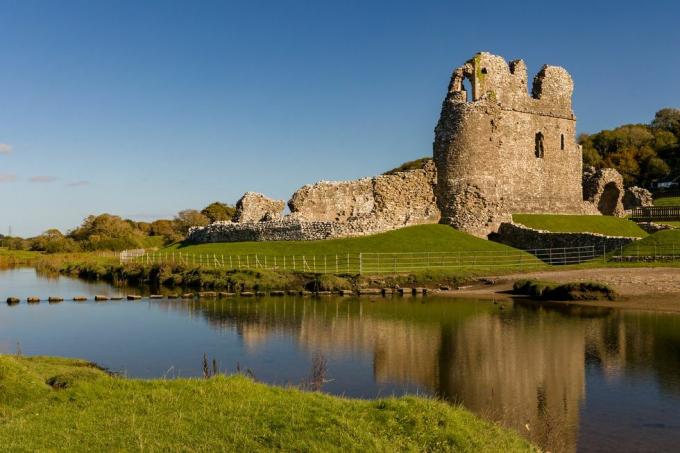 ruinene av et walisisk slott fra 1100-tallet på landsbygda ogmore slott, vale of glamorgan