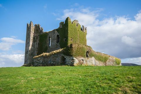 De gamle ruinene av slottet Ballycarbery på Ring Of Kerry, Irland