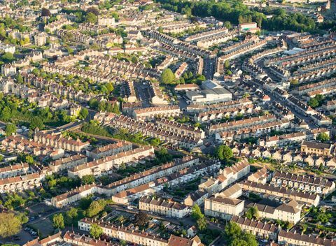 Flyfoto av boliggater i den engelske byen Bath, Somerset.