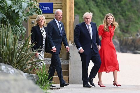 Carbis Bay, England 10. juni Storbritannias statsminister Boris Johnson, hans kone Carrie Johnson og USAs president Joe Biden med første dame Jill Biden går utenfor Carbis Bay Hotel, 10. juni 2021 i nærheten av St Ives, Storbritannias statsminister, Boris Johnson, vil være vert for ledere fra USA, Japan, Tyskland, Frankrike, Italia og Canada på G7-toppmøtet som begynner på fredag ​​11. juni 2021 bilde av Toby Melville WPA Poolgetty Bilder