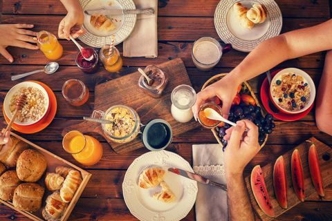 Ung lykkelig familie som spiser frokost