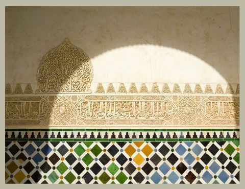 detaljert fliser og gipsarbeid ved Alhambra i Granada, Spania