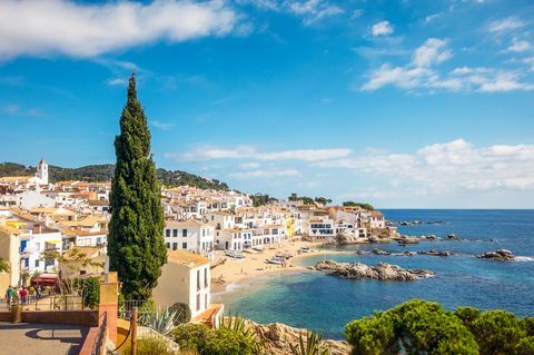 Idylliske Costa Brava badeby i Girona-provinsen, Catalonia