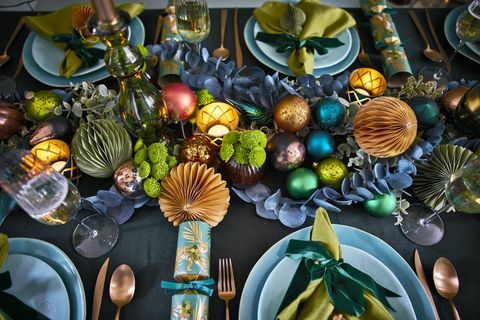 christmas tablescaping trend dramatisk metallics