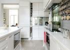 Renovert hvitt kjøkken forvandles til en fantastisk sosial plass