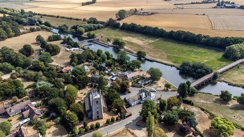 fortryllende hytte med halmtak til salgs i bedfordshire