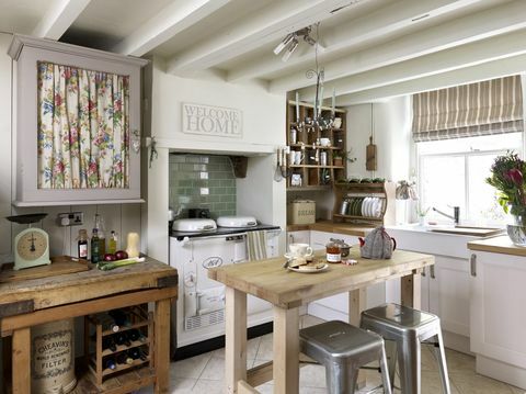 Rustikk kjøkken med takbjelke, trebord og Aga, bolighus, Belper Lane, Derbyshire, England, Storbritannia