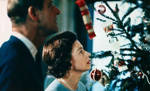 Dronning Elizabeth og prins Philip Ser på juletreet