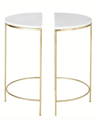 2 nattbord i gyllent metall og hvitt marmor