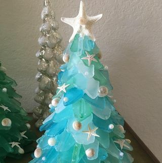 Sjøglass juletre med ornamenter