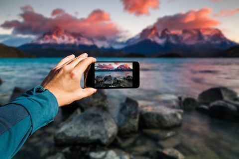 Fotografering med smarttelefon i hånden. Reisekonsept. Torres del Paine, Chili