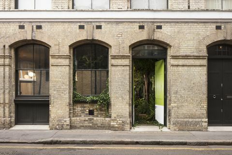 Airbnb og Pantone har samarbeidet om et 'Outside In' hus i London.