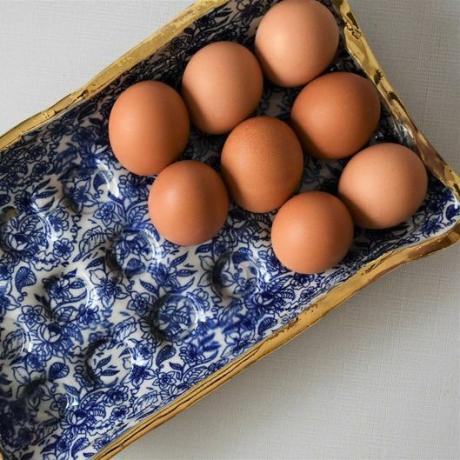 Blå og gull keramisk eggebrett
