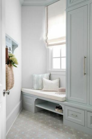 mudroom i et hjørne med et vindu