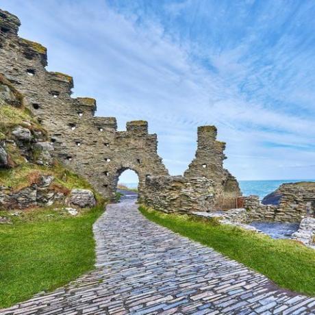 landsbyen og det nærliggende tintagel-slottet er assosiert med legendene rundt fødestedet til kong Arthur