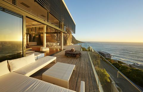 Moderne luksuriøs uteplass med havutsikt over solnedgangen