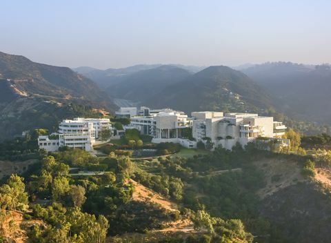 luftfoto av getty center i brentwood, los angeles i morgensolen