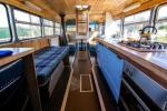 Bo i konverterte vintage dobbeltdekkerbuss i Wales