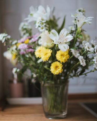 friske blomster i vase