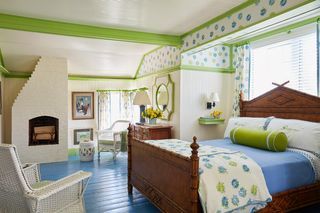 grønt, hvitt og blått rom med malte gulv
