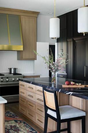svart -hvitt kjøkken med metallhette