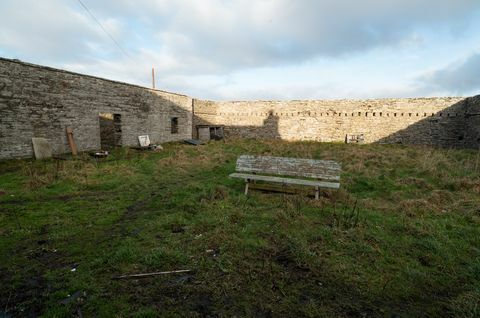 kysthus med foss nå til salgs i Skottland