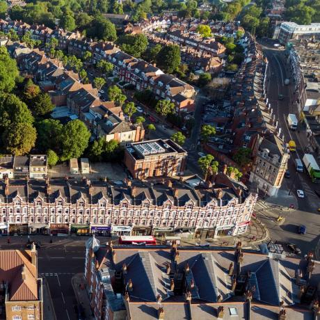 luftfoto av den største handlegaten ved Muswell Hill Broadway