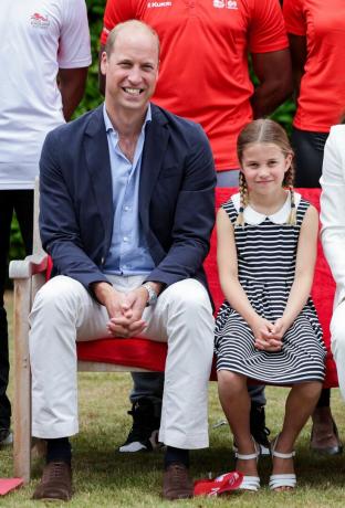 britains prins William, hertugen av cambridge l og britains prinsesse charlotte av cambridge r poserer for en fotografering under et besøk til sportsaid house på dag fem of the Commonwealth Games i Birmingham, Sentral-England, 2. august 2022 ble hertuginnen beskytter av sportsaid i 2013, team england futures program er et partnerskap mellom sportsaid, sport england og Commonwealth Games england som vil se rundt 1000 talentfulle unge idrettsutøvere og håpefulle støttepersonell gitt muligheten til å delta på spillene og ta en førstehånds titt bak kulissene bilde av chris jackson pool afp foto av chris jacksonpoolafp via getty Bilder