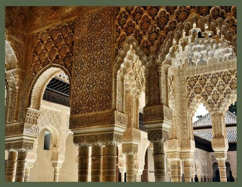 maurisk arkitektur ved Alhambra i Granada, Spania