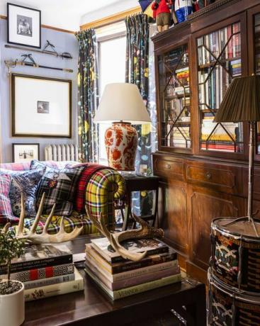 stue, vintage salongbord i tre, salongbordbøker, bokhylle i tre, tartansofa, stor sidelampe