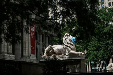 new york folkebibliotek pryder løvestatuer med ansiktsmasker