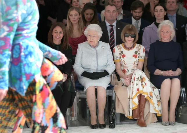 dronningen deler ut den første dronning elizabeth ii-prisen for britisk design på london fashion week